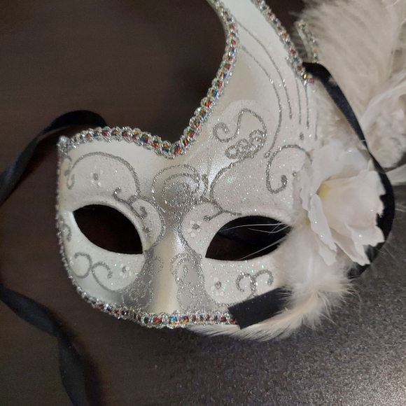 Women's ostrich feather venetian masquerade mask. White/Silver. - Picture 2 of 6